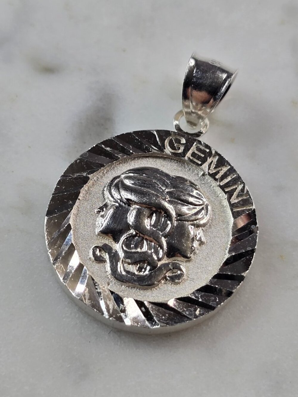 Womens Vintage Estate Sterling Silver Zodiac Gemini Pendant 3.5g E5683